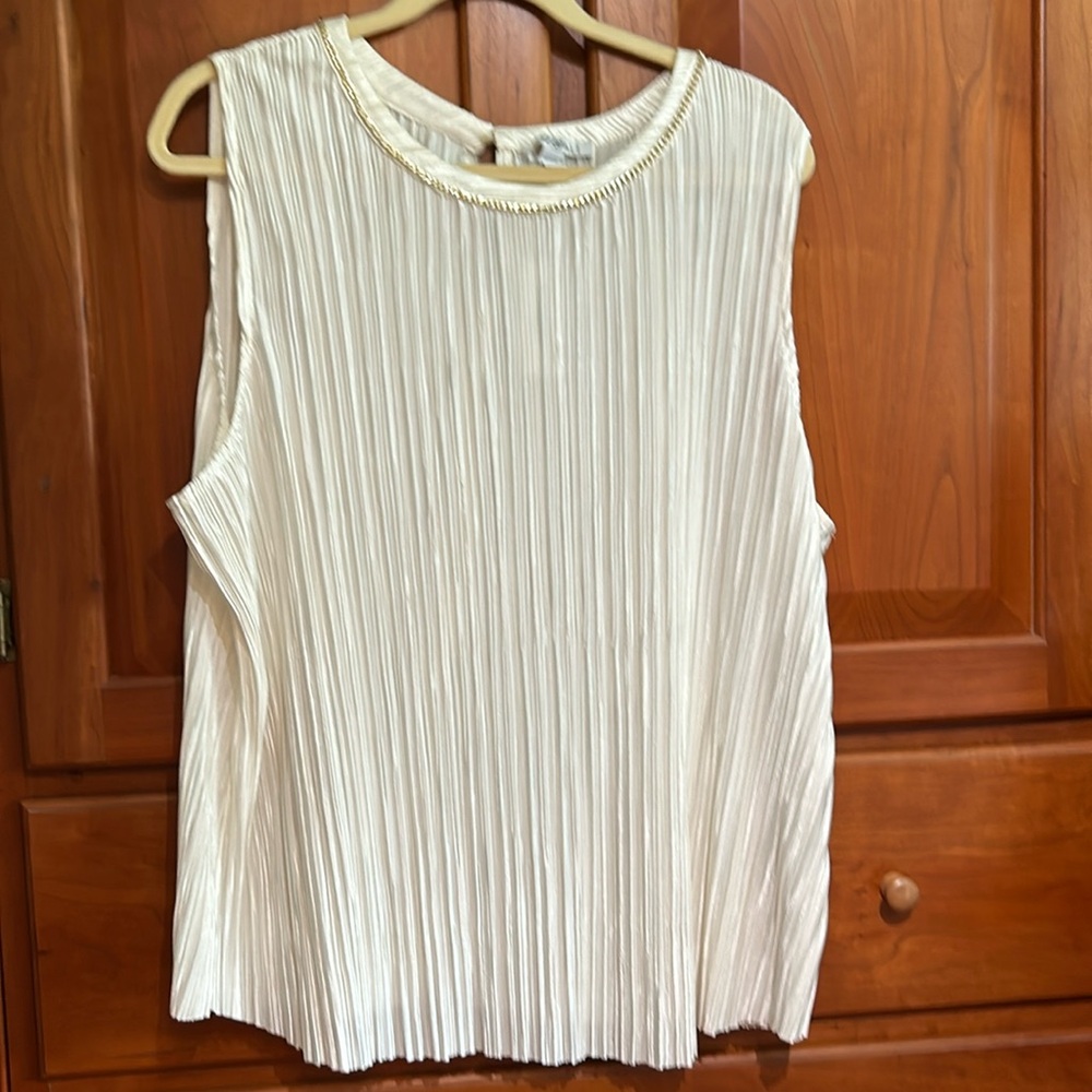Roz&ali white w/gold neckline shell 2x